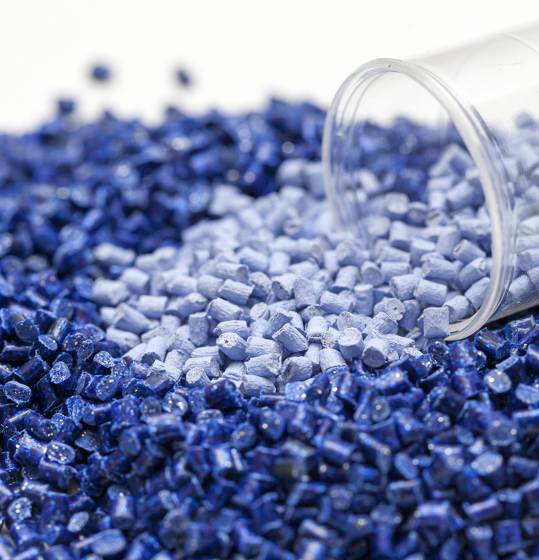 hellblaue und dunkelblaue Kunststoffgranulate
